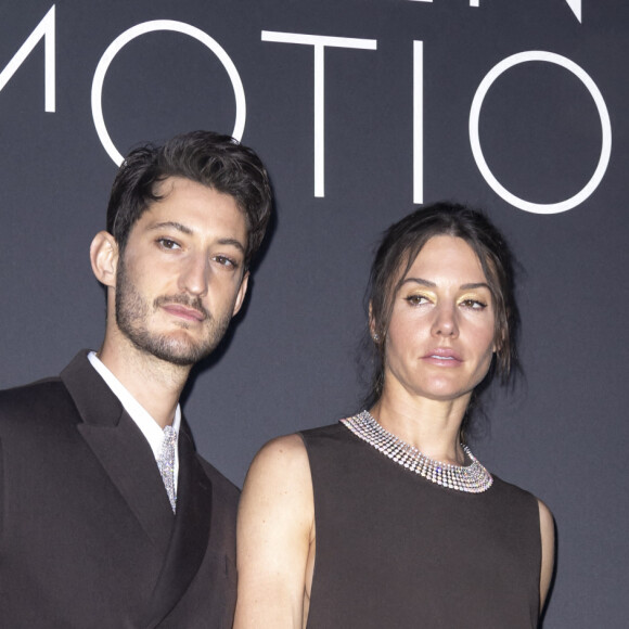 Pierre Niney et sa compagne Natasha Andrews - Photocall du dîner "Women in Motion" par le groupe Kering, Place de la Castre, lors du 77ème Festival International du Film de Cannes le 19 mai 2024. © Olivier Borde/Bestimage 