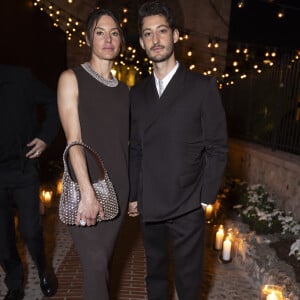 Natasha Andrews et son compagnon Pierre Niney - Personnalités au dîner "Women in Motion" par le groupe Kering, Place de la Castre, lors du 77ème Festival International du Film de Cannes. Le 19 mai 2024 © Olivier Borde / Bestimage 