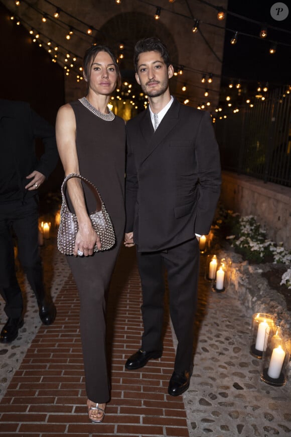 Natasha Andrews et son compagnon Pierre Niney - Personnalités au dîner "Women in Motion" par le groupe Kering, Place de la Castre, lors du 77ème Festival International du Film de Cannes. Le 19 mai 2024 © Olivier Borde / Bestimage 