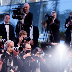 Pierre Niney et sa femme Natasha Andrews à la montée des marches du film "Mascarade" lors du 75ème Festival International du Film de Cannes, France, le 27 mai 2022. © Rachid Bellak/Bestimage 