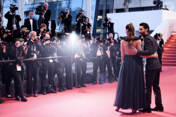 Pierre Niney et sa femme Natasha Andrews à la montée des marches du film "Mascarade" lors du 75ème Festival International du Film de Cannes, France, le 27 mai 2022. © Rachid Bellak/Bestimage 