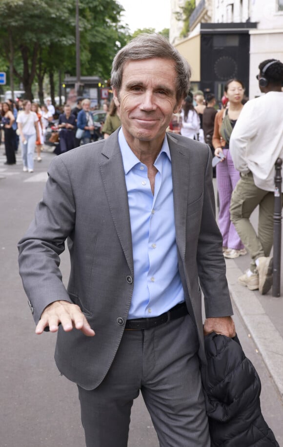 David Pujadas se promène lors de la Fashion Week de Paris (PFW), le 4 juillet 2023.