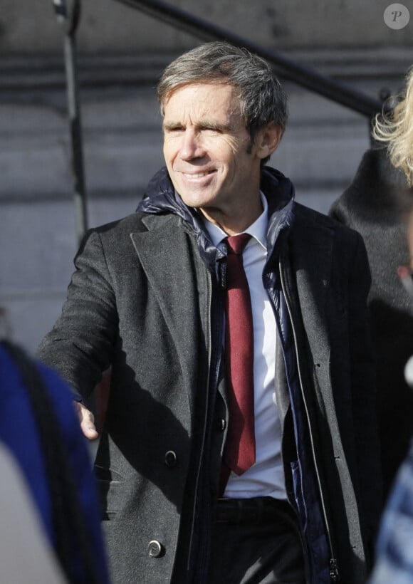 Mais lorsqu'il n'est pas à l'antenne de LCI, il profite de sa famille.
David Pujadas - Sorties des obsèques de Etienne Mougeotte en l'église Saint-François-Xavier à Paris. Le 13 octobre 2021 © Jacovides-Clovis / Bestimage