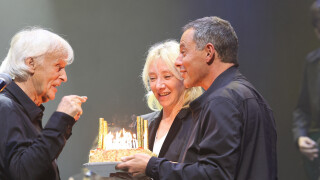 PHOTOS 80 ans de Dave sur scène avec son mari Patrick, Marc-Olivier Fogiel et son époux François... Un anniversaire mémorable !