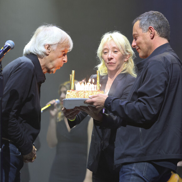 80 ans, ça se fête !
Dave, Sylvie Testud et Marc Olivier Fogiel - Dave célèbre son 80ème anniversaire sur la scène de Grand Rex à Paris. Dave a enthousiasmé le public durant plus de deux heures, pour son concert anniversaire. © Coadic Guirec/Bestimage