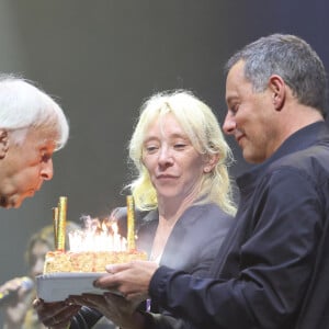 Dave, Sylvie Testud et Marc Olivier Fogiel - Dave célèbre son 80ème anniversaire sur la scène de Grand Rex à Paris le 21 mai 2024. Dave a enthousiasmé le public durant plus de deux heures, pour son concert anniversaire. © Coadic Guirec/Bestimage