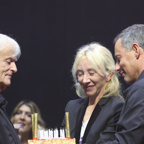 Dave, Sylvie Testud et Marc Olivier Fogiel - Dave célèbre son 80ème anniversaire sur la scène de Grand Rex à Paris le 21 mai 2024. Dave a enthousiasmé le public durant plus de deux heures, pour son concert anniversaire. © Coadic Guirec/Bestimage