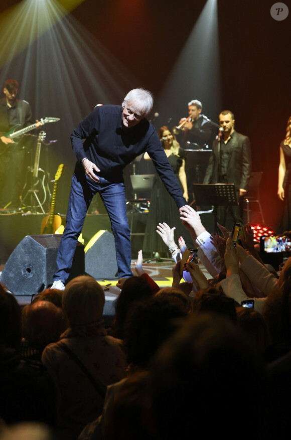 Son public était ravi
Dave - Dave célèbre son 80ème anniversaire sur la scène de Grand Rex à Paris le 21 mai 2024. Dave a enthousiasmé le public durant plus de deux heures, pour son concert anniversaire. © Coadic Guirec/Bestimage