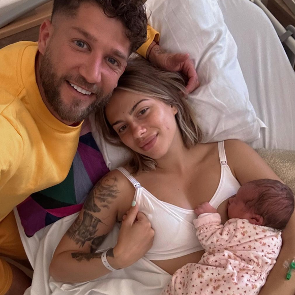 Le bébé est arrivé en avance à une date toute symbolique comme l'a expliqué sa maman au moment de faire les présentations.
Paga et sa compagne Giuseppa sont devenus les parents d'une petite fille prénommée Giorgia - Instagram