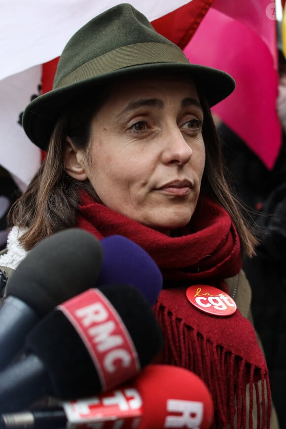 Sophie Binet, dirigeante de la CGT lors d'une manifestation devant l'hôtel de ville de Paris après que le Conseil constitutionnel a approuvé l'essentiel de la réforme des retraites du gouvernement français, à Paris, France, le 14 avril 2023. © Stéphane Lemouton/Bestimage 