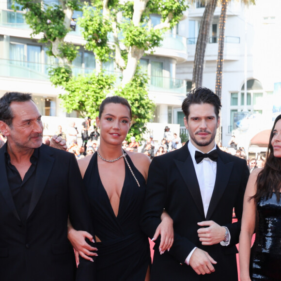 Jean-Pascal Zadi, Alain Attal, Mallory Wanecque, Hugo Sélignac, Gilles Lellouche, Adèle Exarchopoulos, François Civil, Élodie Bouchez, Alain Chabat, Malik Frikah, Raphaël Quenard, Ahmed Hamidi - Montée des marches du film " L'amour ouf " lors du 77ème Festival International du Film de Cannes, au Palais des Festivals à Cannes. Le 23 mai 2024 © Jacovides-Moreau / Bestimage 