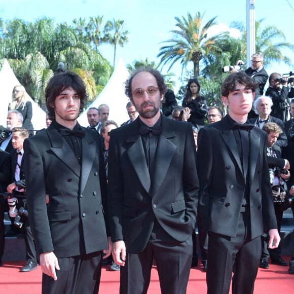 Thomas Bangalter (Daft Punk) et ses fils Tara-Jay et Roxan lors de la montée des marches du film "Amour Ouf" lors du 77ème Festival International du Film de Cannes (14 - 25 mai 2024), le 23 mai 2024. Thomas Bangalter, qui apparaît rarement aux événements publics, est venu en famille soutenir sa compagne de longue date, E.Bouchez, qui joue dans le long métrage de G.Lellouche présenté ce soir-là en compétition sur la Croisette. 