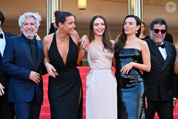 Et de conclure : "Je me suis dit qu'il était à la hauteur de la tendresse de mon papa".
Alain Chabat, Adèle Exarchopoulos, Mallory Wanecque, Élodie Bouchez, Alain Attal - Montée des marches du film " L'amour ouf " lors du 77ème Festival International du Film de Cannes, au Palais des Festivals à Cannes. Le 23 mai 2024 © Bruno Bebert / Bestimage 