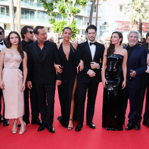 Jean-Pascal Zadi, Alain Attal, Mallory Wanecque, Hugo Sélignac, Gilles Lellouche, Adèle Exarchopoulos, François Civil, Élodie Bouchez, Alain Chabat, Malik Frikah, Raphaël Quenard, Ahmed Hamidi - Montée des marches du film " L'amour ouf " lors du 77ème Festival International du Film de Cannes, au Palais des Festivals à Cannes. Le 23 mai 2024 © Jacovides-Moreau / Bestimage 