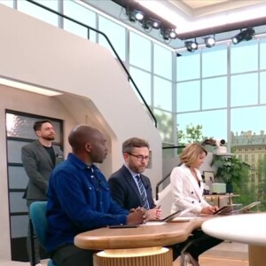 Bruce Toussaint y est entouré d'une équipe de chroniqueurs
L'équipe de "Bonjour !"