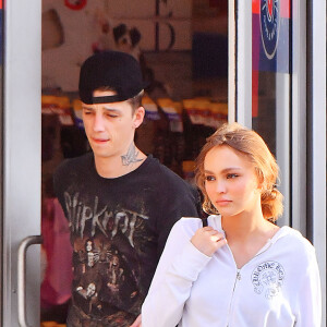 Son premier amour, Ashley Stymest, était un mannequin et artiste anglais très rock and roll.
Lily Rose Depp et son petit ami Ash Stymest étaient tout sourire lors d'une sortie à Petsmart à Los Angeles, Ca, USA, le 28 avril 2017. Le couple s'est ensuite rendu au guichet automatique pour obtenir de l'argent avant de rentrer en trombe dans le magasin pour se mettre à l'abri des vents violents. Photo by Splash News/ABACAPRESS.COM