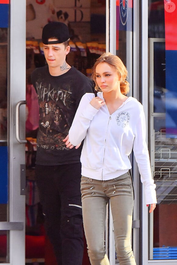 Son premier amour, Ashley Stymest, était un mannequin et artiste anglais très rock and roll.
Lily Rose Depp et son petit ami Ash Stymest étaient tout sourire lors d'une sortie à Petsmart à Los Angeles, Ca, USA, le 28 avril 2017. Le couple s'est ensuite rendu au guichet automatique pour obtenir de l'argent avant de rentrer en trombe dans le magasin pour se mettre à l'abri des vents violents. Photo by Splash News/ABACAPRESS.COM