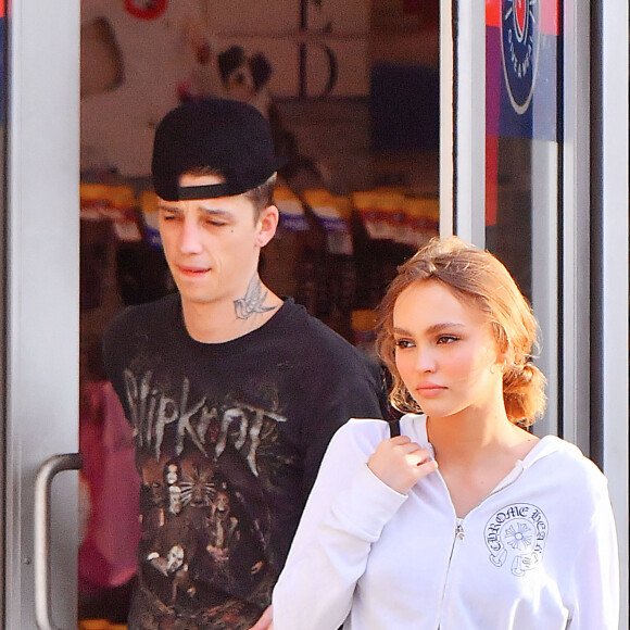 Son premier amour, Ashley Stymest, était un mannequin et artiste anglais très rock and roll.
Lily Rose Depp et son petit ami Ash Stymest étaient tout sourire lors d'une sortie à Petsmart à Los Angeles, Ca, USA, le 28 avril 2017. Le couple s'est ensuite rendu au guichet automatique pour obtenir de l'argent avant de rentrer en trombe dans le magasin pour se mettre à l'abri des vents violents. Photo by Splash News/ABACAPRESS.COM