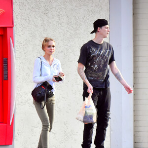 Lily rose Depp et son petit ami Ash Stymest étaient tout sourire lors d'une sortie à Petsmart à Los Angeles, Ca, USA, le 28 avril 2017. Le couple s'est ensuite rendu au guichet automatique pour obtenir de l'argent avant de rentrer en trombe dans le magasin pour se mettre à l'abri des vents violents. Photo by Splash News/ABACAPRESS.COM