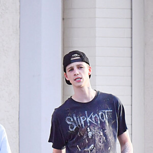 Lily rose Depp et son petit ami Ash Stymest étaient tout sourire lors d'une sortie à Petsmart à Los Angeles, Ca, USA, le 28 avril 2017. Le couple s'est ensuite rendu au guichet automatique pour obtenir de l'argent avant de rentrer en trombe dans le magasin pour se mettre à l'abri des vents violents. Photo by Splash News/ABACAPRESS.COM