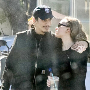 Lily-Rose Depp et son compagnon Yassine Stein vont déjeuner chez "Astroburger" à Los Angeles, le 6 février 2022. 