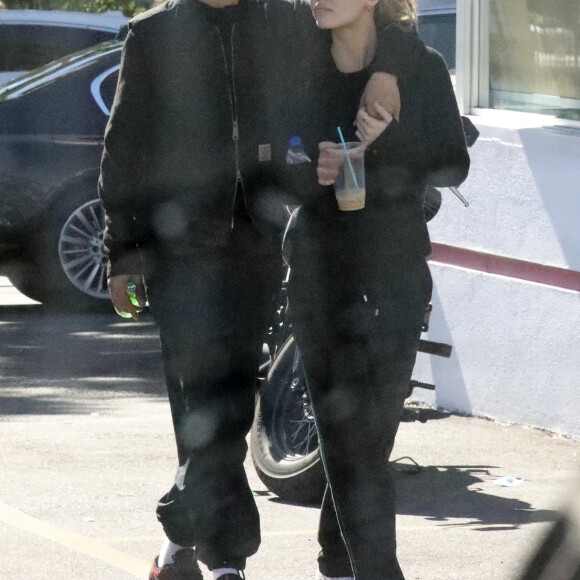 Lily-Rose Depp et son compagnon Yassine Stein vont déjeuner chez "Astroburger" à Los Angeles, le 6 février 2022. 