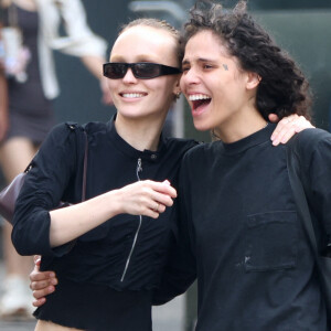 Depuis plus d'un an, Lily-Rose Depp est en couple avec la rappeuse 070 Shake.
Lily Rose Depp et sa compagne, 070 Shake à NYC