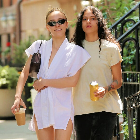 Avant de tomber dans les bras de Danielle Balbuena, dite 070 Shake.
Lily Rose Depp et sa compagne, 070 Shake le 13 juin 2023 à NYC