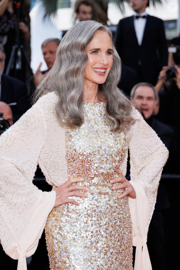 Tandis qu'Andie MacDowell, plus classique dans sa tenue, affiche toujours sa magnifique chevelure au naturel, assumant ses cheveux blancs
Andie MacDowell - Montée des marches du film " La plus précieuse des marchandises " lors du 77ème Festival International du Film de Cannes, au Palais des Festivals à Cannes. Le 24 mai 2024 © Jacovides-Moreau / Bestimage 