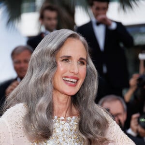 Andie MacDowell - Montée des marches du film " La plus précieuse des marchandises " lors du 77ème Festival International du Film de Cannes, au Palais des Festivals à Cannes. Le 24 mai 2024 © Jacovides-Moreau / Bestimage 