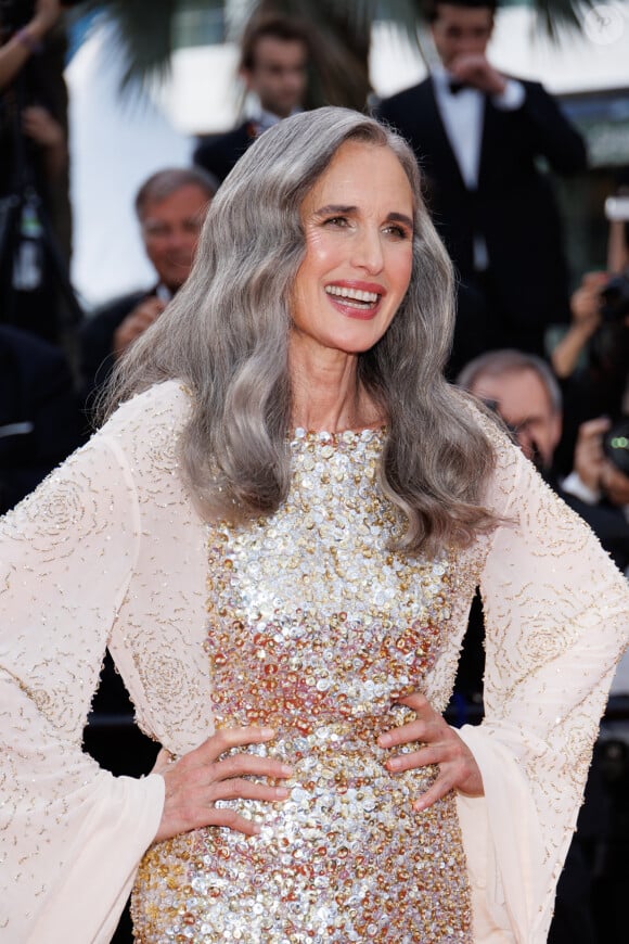 Andie MacDowell - Montée des marches du film " La plus précieuse des marchandises " lors du 77ème Festival International du Film de Cannes, au Palais des Festivals à Cannes. Le 24 mai 2024 © Jacovides-Moreau / Bestimage 