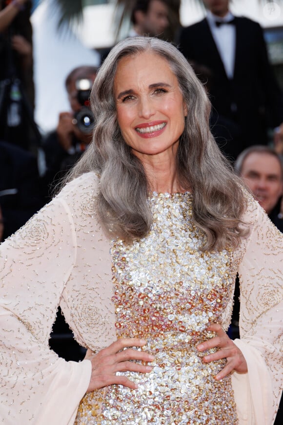 Andie MacDowell - Montée des marches du film " La plus précieuse des marchandises " lors du 77ème Festival International du Film de Cannes, au Palais des Festivals à Cannes. Le 24 mai 2024 © Jacovides-Moreau / Bestimage 