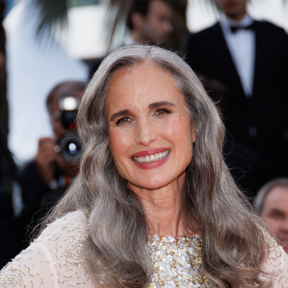 Andie MacDowell - Montée des marches du film " La plus précieuse des marchandises " lors du 77ème Festival International du Film de Cannes, au Palais des Festivals à Cannes. Le 24 mai 2024 © Jacovides-Moreau / Bestimage 