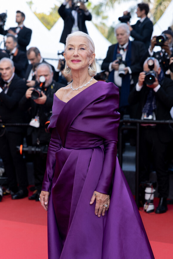 Helen Mirren - Montée des marches du film " La plus précieuse des marchandises " lors du 77ème Festival International du Film de Cannes, au Palais des Festivals à Cannes. Le 24 mai 2024 © Olivier Borde / Bestimage 