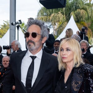 Frédéric Chaudier et sa femme Emmanuelle Béart - Montée des marches du film " La plus précieuse des marchandises " lors du 77ème Festival International du Film de Cannes, au Palais des Festivals à Cannes. Le 24 mai 2024 © Olivier Borde / Bestimage 