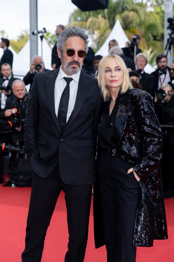 Frédéric Chaudier et sa femme Emmanuelle Béart - Montée des marches du film " La plus précieuse des marchandises " lors du 77ème Festival International du Film de Cannes, au Palais des Festivals à Cannes. Le 24 mai 2024 © Olivier Borde / Bestimage 