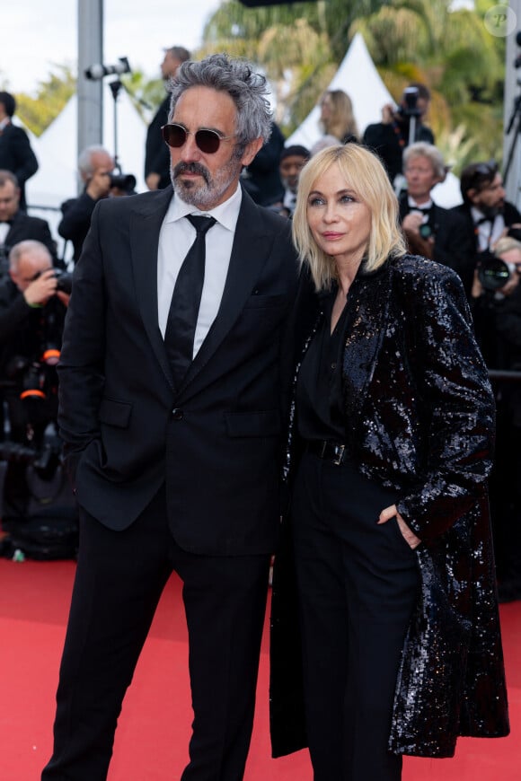 Frédéric Chaudier et sa femme Emmanuelle Béart - Montée des marches du film " La plus précieuse des marchandises " lors du 77ème Festival International du Film de Cannes, au Palais des Festivals à Cannes. Le 24 mai 2024 © Olivier Borde / Bestimage