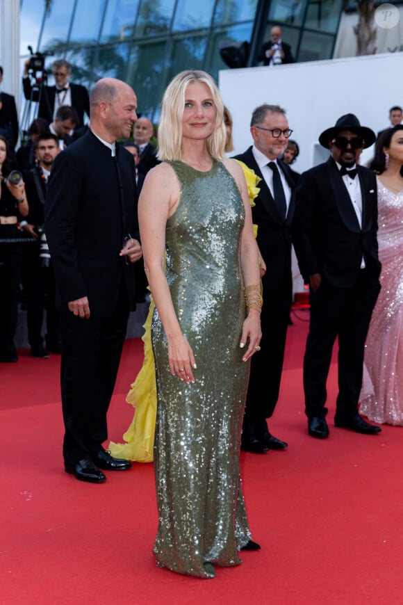 Mélanie Laurent - Montée des marches du film " La plus précieuse des marchandises " lors du 77ème Festival International du Film de Cannes, au Palais des Festivals à Cannes. Le 24 mai 2024 © Olivier Borde / Bestimage 