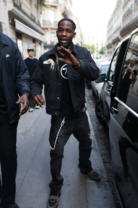 Travis Scott et Tyga, tous deux ex de Kylie Jenner, en sont venus aux mains, et ont provoqué un esclandre.
Le rappeur Travis Scott arrive au restaurant Ferdi en colère parce que ses fans le suivent partout où il va à Paris, le 12 avril 2024. Aissaoui Nacer/Splash News/ABACAPRESS.COM