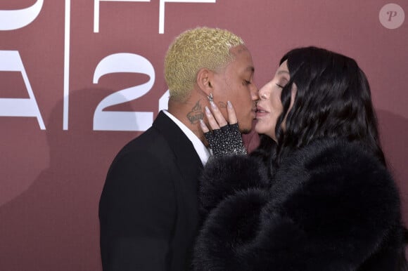 Alexander Edwards et Cher, en couple depuis plusieurs mois malgré leurs 40 ans d'écart, arrivent sur le tapis rouge du 30e gala de l'amfAR à Cannes, présenté par Chopard et le Festival international du film de la mer Rouge, le 23 mai 2024 au Cap d'Antibes. Rocco Spaziani/UPI/ABACAPRESS.COM