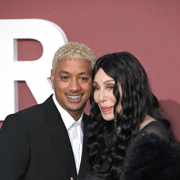 Alexander Edwards, le compagnon de la chanteuse Cher, s'en est mêlé à son tour...
Alexander Edwards et Cher assistent à la 30ème édition du Gala de l'amfAR lors du 77ème Festival de Cannes, le 23 mai 2024. Doug Peters/PA Wire