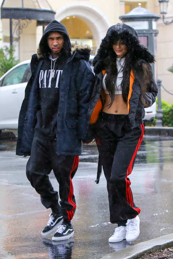 Le jeune couple hollywoodien Kylie Jenner et Tyga se sont arrêtés chez Polacheck's Jewelers sous une pluie battante, pantalons Adidas et parkas assortis, le 26 novembre 2016. Photo by GSI/ABACAPRESS.COM