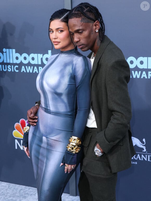 Le mannequin américain Kylie Jenner portant du Balmain et son petit ami/rappeur américain Travis Scott arrivent aux 2022 Billboard Music Awards qui se déroulent au MGM Grand Garden Arena le 15 mai 2022 à Las Vegas. Xavier Collin/Image Press Agency/ABACAPRESS.COM