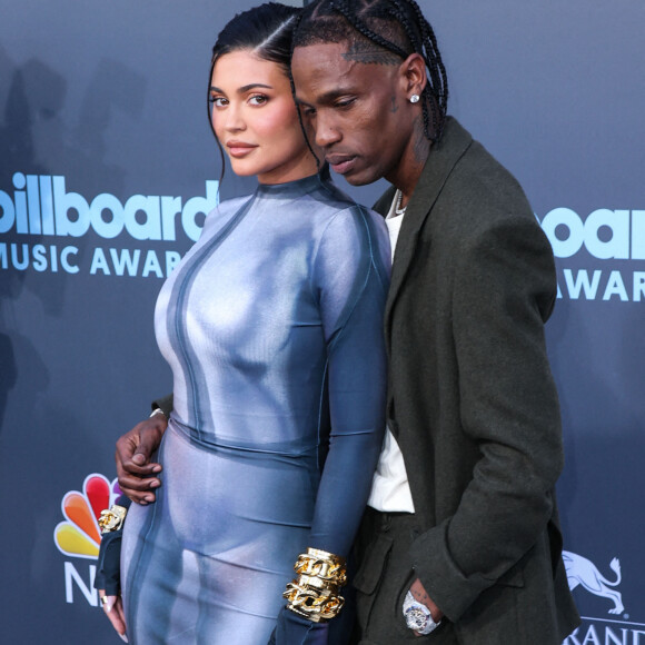 Le mannequin américain Kylie Jenner portant du Balmain et son petit ami/rappeur américain Travis Scott arrivent aux 2022 Billboard Music Awards qui se déroulent au MGM Grand Garden Arena le 15 mai 2022 à Las Vegas. Xavier Collin/Image Press Agency/ABACAPRESS.COM