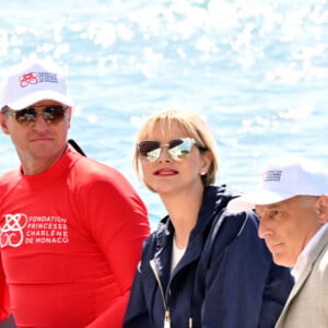 La princesse Charlene de Monaco a assisté à la descente en apnee de l'ancien champion du monde Pierre Frolla qui a recuperé le drapeau du grand prix de formule 1 de Monaco et le lui a remis, dans la baie de Monaco, le 22 mai 2024. La princesse accompagnée par son frère Gareth Wittstock qui a lui aussi plongé avec Pierre Frolla a signé le drapeau à damiers du Grand Prix de F1. L'opération Poseïdon en partenariat avec la Fondation Princesse Charlene va tendre à sensibiliser durant toute la période du Granc Prix, le public aux risques de noyades et aux gestes qui sauvent. © Bruno Bebert/Bestimage 