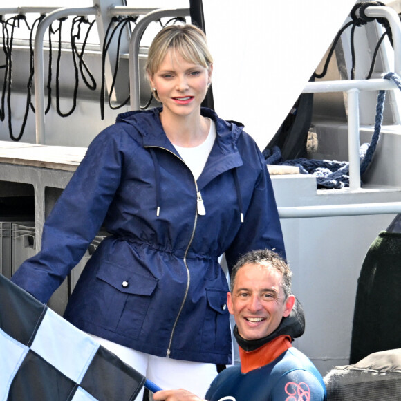 La princesse Charlene de Monaco a assisté à la descente en apnee de l'ancien champion du monde Pierre Frolla qui a recuperé le drapeau du grand prix de formule 1 de Monaco et le lui a remis, dans la baie de Monaco, le 22 mai 2024. La princesse accompagnée par son frère Gareth Wittstock qui a lui aussi plongé avec Pierre Frolla a signé le drapeau à damiers du Grand Prix de F1. L'opération Poseïdon en partenariat avec la Fondation Princesse Charlene va tendre à sensibiliser durant toute la période du Granc Prix, le public aux risques de noyades et aux gestes qui sauvent. © Bruno Bebert/Bestimage 