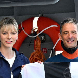 La princesse Charlene de Monaco a assisté à la descente en apnee de l'ancien champion du monde Pierre Frolla qui a recuperé le drapeau du grand prix de formule 1 de Monaco et le lui a remis, dans la baie de Monaco, le 22 mai 2024. La princesse accompagnée par son frère Gareth Wittstock qui a lui aussi plongé avec Pierre Frolla a signé le drapeau à damiers du Grand Prix de F1. L'opération Poseïdon en partenariat avec la Fondation Princesse Charlene va tendre à sensibiliser durant toute la période du Granc Prix, le public aux risques de noyades et aux gestes qui sauvent. © Bruno Bebert/Bestimage 