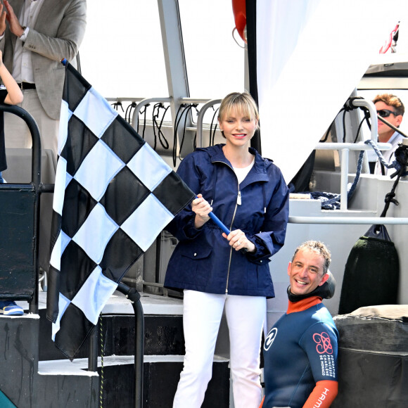 Un autre évènement a lieu ce dimanche, le Grand Prix de Monaco
La princesse Charlene de Monaco a assisté à la descente en apnee de l'ancien champion du monde Pierre Frolla qui a recuperé le drapeau du grand prix de formule 1 de Monaco et le lui a remis, dans la baie de Monaco, le 22 mai 2024. La princesse accompagnée par son frère Gareth Wittstock qui a lui aussi plongé avec Pierre Frolla a signé le drapeau à damiers du Grand Prix de F1. L'opération Poseïdon en partenariat avec la Fondation Princesse Charlene va tendre à sensibiliser durant toute la période du Granc Prix, le public aux risques de noyades et aux gestes qui sauvent. © Bruno Bebert/Bestimage