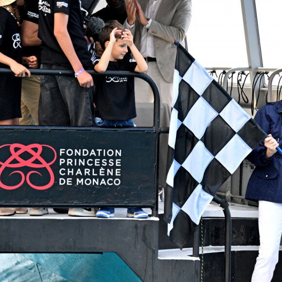 La princesse Charlene de Monaco a assisté à la descente en apnee de l'ancien champion du monde Pierre Frolla qui a recuperé le drapeau du grand prix de formule 1 de Monaco et le lui a remis, dans la baie de Monaco, le 22 mai 2024. La princesse accompagnée par son frère Gareth Wittstock qui a lui aussi plongé avec Pierre Frolla a signé le drapeau à damiers du Grand Prix de F1. L'opération Poseïdon en partenariat avec la Fondation Princesse Charlene va tendre à sensibiliser durant toute la période du Granc Prix, le public aux risques de noyades et aux gestes qui sauvent. © Bruno Bebert/Bestimage 