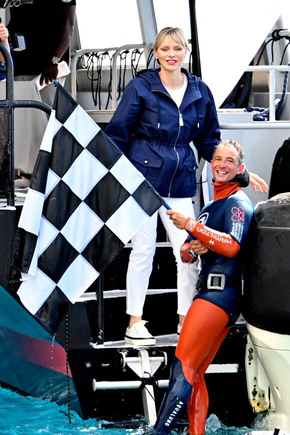 La princesse Charlene de Monaco a assisté à la descente en apnee de l'ancien champion du monde Pierre Frolla qui a recuperé le drapeau du grand prix de formule 1 de Monaco et le lui a remis, dans la baie de Monaco, le 22 mai 2024. La princesse accompagnée par son frère Gareth Wittstock qui a lui aussi plongé avec Pierre Frolla a signé le drapeau à damiers du Grand Prix de F1. L'opération Poseïdon en partenariat avec la Fondation Princesse Charlene va tendre à sensibiliser durant toute la période du Granc Prix, le public aux risques de noyades et aux gestes qui sauvent. © Bruno Bebert/Bestimage 